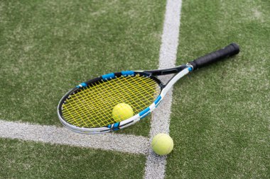 Çimenlerin üzerinde Tenis oynamak için donatım