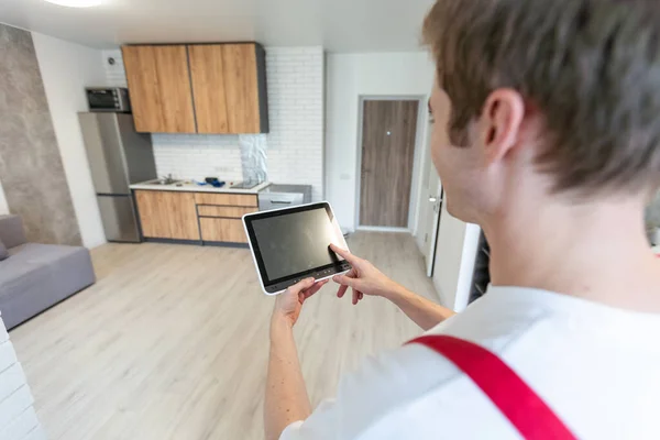 Man Holding Tablet App Smart Home Screen — Stock Photo, Image