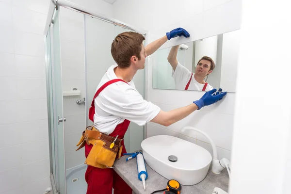 Handyman Installing Mirror Bathroom — Stockfoto