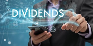 Sanal ekranda resim çizen işadamı yüksek kaliteli fotoğrafı böler