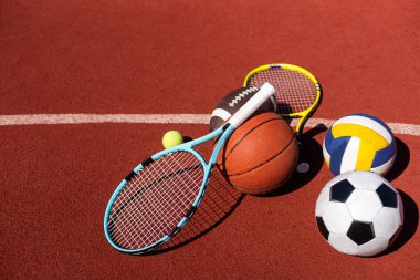 Spor aletleri, raketler, tenis topları futbol ve basketbol topları..