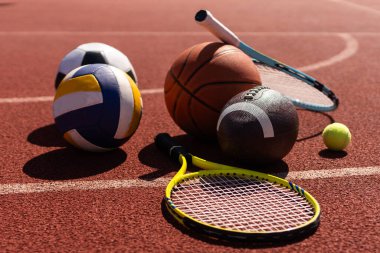 Spor aletleri, futbol topları ve tenis raketleri..
