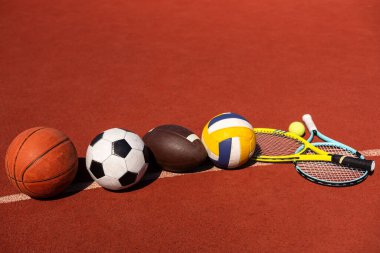 Spor aletleri, futbol topları ve tenis raketleri..