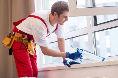 İçeriye plastik pencere kuran işçiler, yakın çekim görüntüsü.