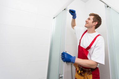 Tesisatçı silikon kartuş duş kabinin alüminyum çıta sabitleme kullanarak.