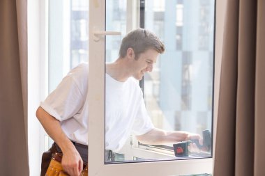 İnşaat işçisi eve pencere kuruyor