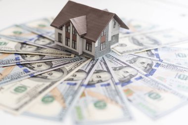 İpotek, yatırım, gayrimenkul ve emlak konsepti - ev modeline yakın, dolar parası. Yüksek kalite fotoğraf