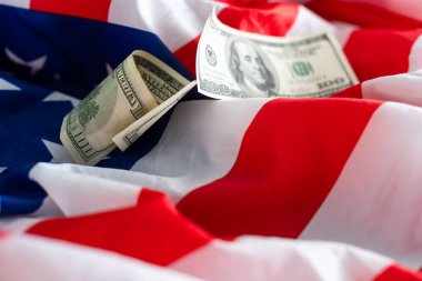 Amerikan çizgili bayrağı ve 100 dolarlık banknotlar. Dünyanın finans merkezi. Yüksek kalite fotoğraf