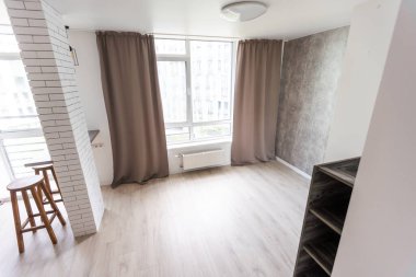 Yenilenmiş evdeki yeni boş küçük oda.