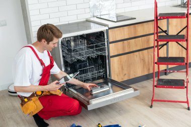 Tam uzunlukta mutfak tornavida ile bulaşık makinesi tamiri tamircisi