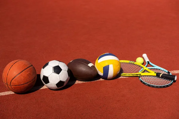 Spor aletleri, futbol topları ve tenis raketleri..