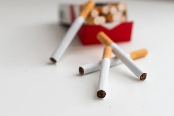 Cigarettázás Nikotinfüggőség Egészségkárosító Hatása Kiváló Minőségű Fénykép — Stock Fotó