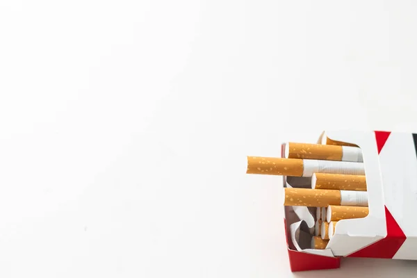 在白色背景下对香烟进行特写 不健康的概念 高质量的照片 — 图库照片