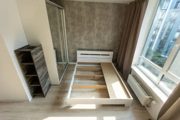 Möbelmontören Monterar Sängstommen Gör Det Själv Och Monterar Nya Möbler — Stockfoto