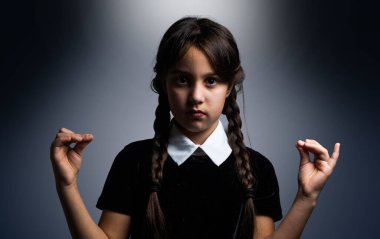 Cadılar Bayramı. Takım elbiseli bir kız. Tatil günü. Hallowmas. Çarşamba günü. Addams Ailesi. Reenkarnasyon. Kostümlü. Cadılar Bayramı için fikir.