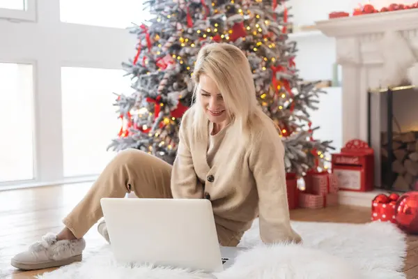 Šťastná Mladá Žena Pracující Notebooku Před Vánoční Stromeček — Stock fotografie