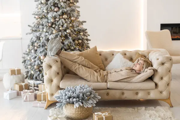 woman is lying on the sofa Christmas.