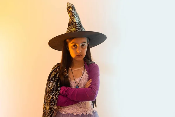 Una Bruja Muy Joven Celebración Halloween Retrato Una Linda Adolescente —  Fotos de Stock