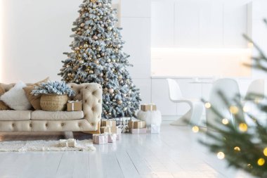 Oturma odasının altında hediyelerle Noel ağacı.