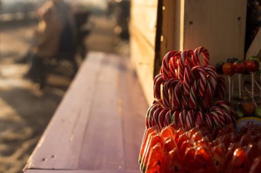 Noel pazarında sergilenen zencefilli ekmek, şeker ve fındık.