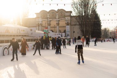 KYIV, UKRAINE - 23 Aralık 2022: buz pateni insanları. İnsanlar buz pateni sahasında eğleniyor. Kyiv 'de yeni yıl tatili. Kyiv Noel ve Yeni Yıl dekorasyonları