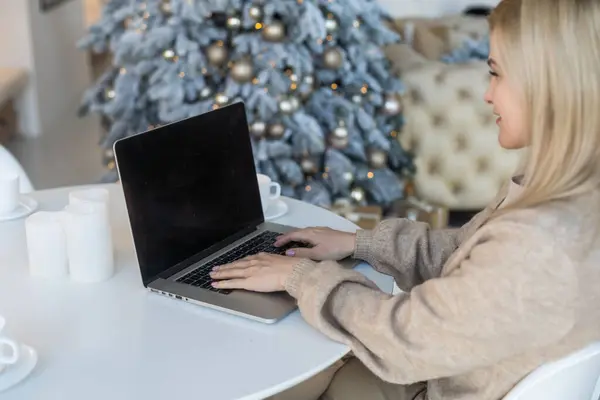 Счастливая Молодая Женщина Работает Ноутбуке Перед Елкой — стоковое фото