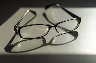 Siyah çerçeveli gözlük, beyaz arka planda izole edilmiş, miyop, dar görüşlü veya prebyopia gözlükler.