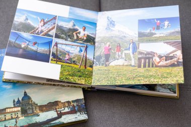 Albümün iki tanesi güzel bir fotobook ile dekore edildi. Beyaz bir arka planda sunulmuş. Yüksek kalite fotoğraf