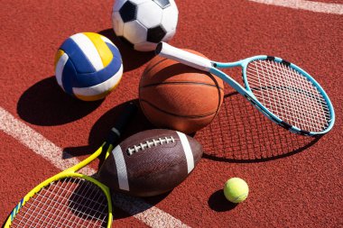 Spor aletleri, futbol topları ve tenis raketleri..