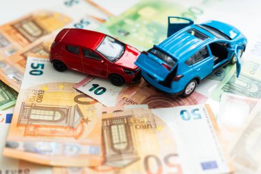 Avrupa banknotlarına yardım eden iki oyuncak araba ve bir polis arabasının trafik kazası. Yüksek kalite fotoğraf