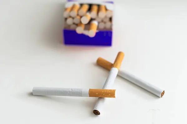 Cigaretu Bílém Pozadí Nezdravý Životní Styl Toxický Nikotin Kvalitní Fotografie — Stock fotografie