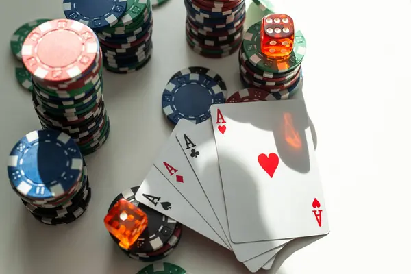Juego Poker Cuatro Ases Fichas Foto Alta Calidad —  Fotos de Stock