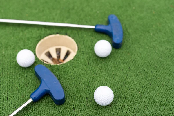 Mini Golf Clubs Pelotas Diferentes Colores Colocados Sobre Césped Artificial — Foto de Stock