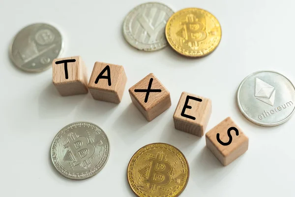 ビットコインとTax文字で木の隣 ビットコイン税の概念 高品質の写真 — ストック写真