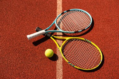 Tenis sahnesi, toplar, raketler ve sert saha köşeleri. Yüksek kalite fotoğraf