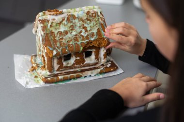 Genç bir kız zencefilli kurabiye yiyor..