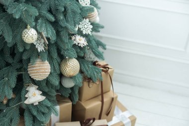 Noel ağacı altında çok güzel hediye kutuları.