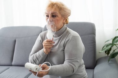 Hasta yaşlı kadın solunum yapıyor..