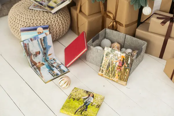 Noel ağacının yanında hediye olarak bir fotoğraf albümü.