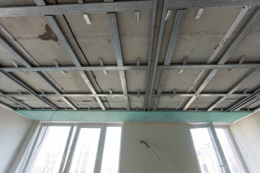 Tavanın metal iskeleti, ses yalıtımı, bir apartman dairesinin tamiri sırasında. Yüksek kalite fotoğraf