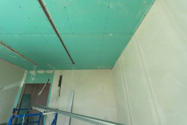 Çerçevenin altına monte edilmiş tavan. Yüksek kalite fotoğraf