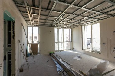 Tavanın metal iskeleti, ses yalıtımı, bir apartman dairesinin tamiri sırasında. Yüksek kalite fotoğraf