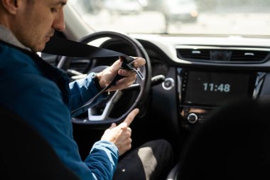 Emniyet kemeri tespitleme araba koltuğunda oturan genç latin adam.