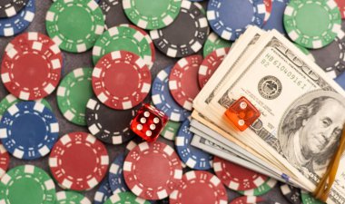 Kumarhane masasında poker fişleri ve dolar banknotları. Kumar oynuyorum. Poker profesyonel oyunudur. Oyunlar için sorumluluk