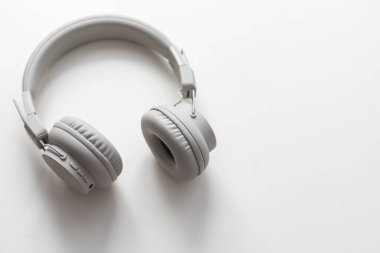 Beyaz arka planda kablosuz kulaklık. Bluetooth cihazı. Yüksek kalite fotoğraf
