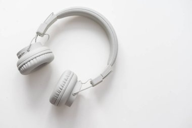 Beyaz arka planda kablosuz kulaklık. Bluetooth cihazı. Yüksek kalite fotoğraf