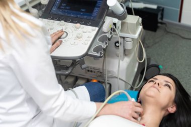 Ultrason tarayıcı bir doktor elinde. Tanılama. Ultrason