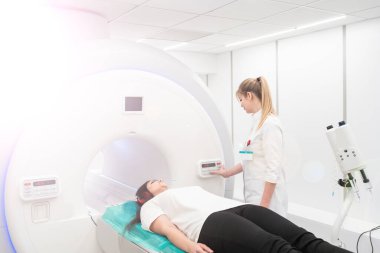 Kadın hasta MRI - manyetik rezonans görüntüleme hastanede. Tıbbi malzeme ve sağlık.