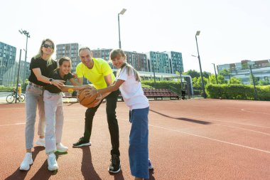 Beyaz bir aile birlikte basketbol oynuyor. Mutlu aile birlikte vakit geçiriyor. Yüksek kalite fotoğraf