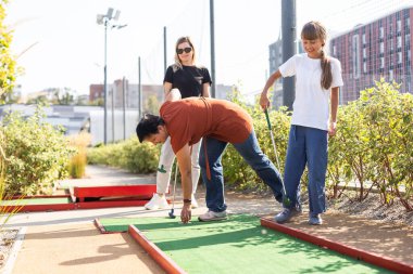 Golf sahası arkadaşları ayakta poz veren çocuklu insanlar. Yüksek kalite fotoğraf